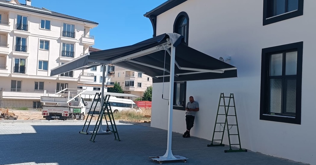 Motorlu tente kurulum ekibi — dış cephe uygulaması