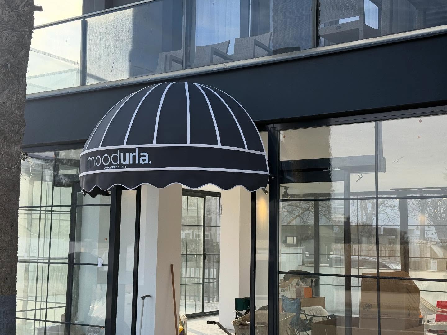 Oval tente kafe girişi — siyah beyaz dome tente uygulaması