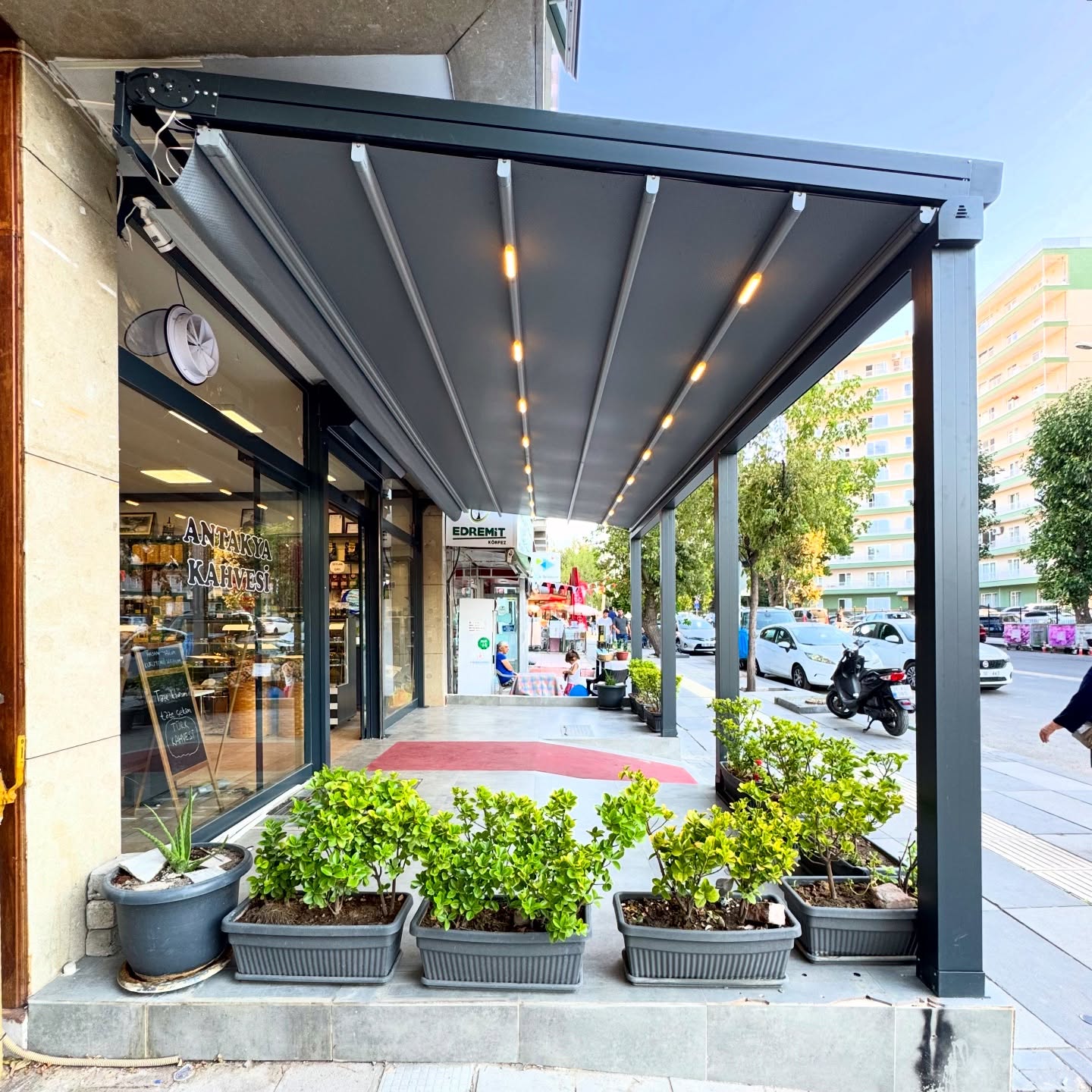 Antrasit pergola tente kafe — gündüz görünümü