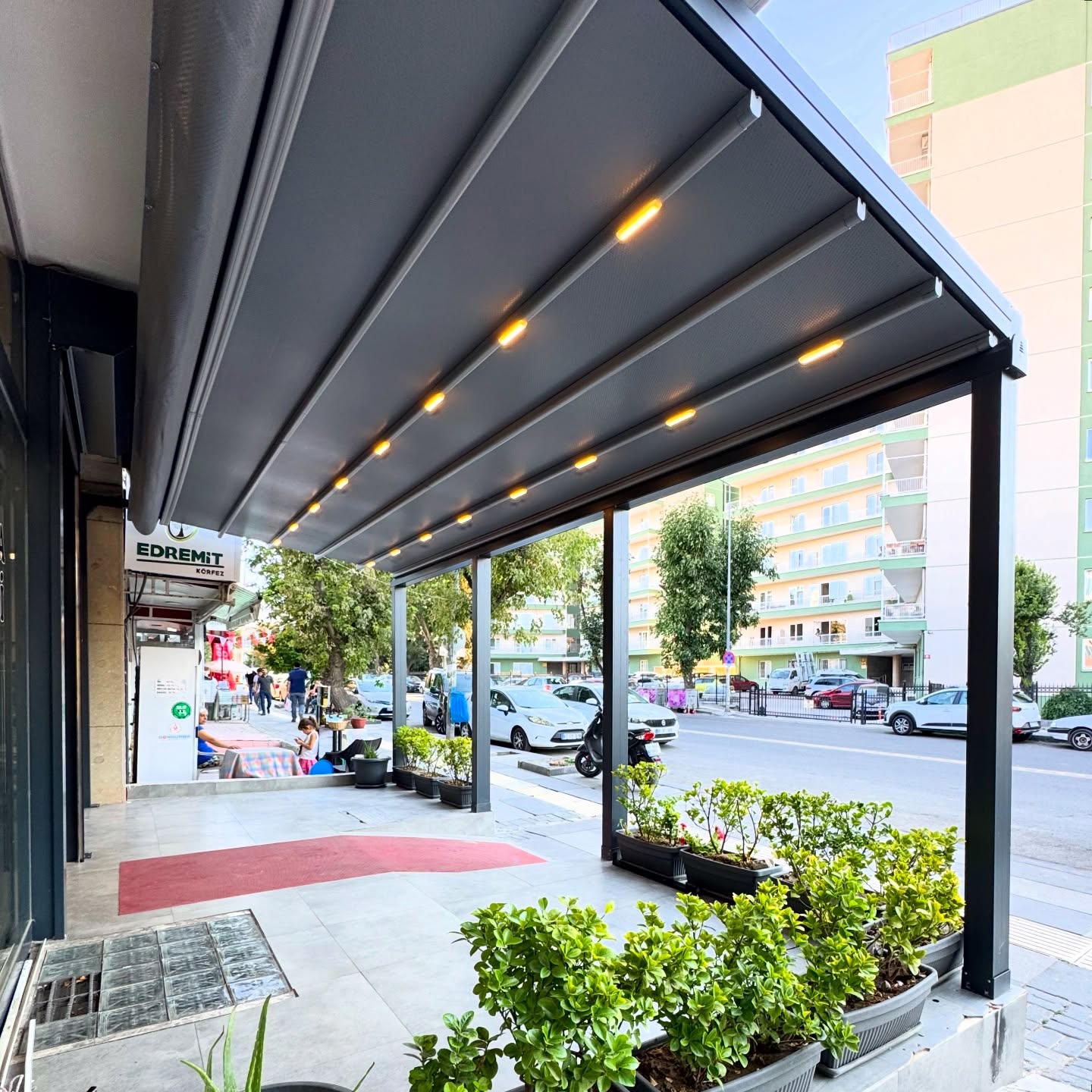 Pergola tente ticari kullanım — kafe dış alan, LED ışık çubukları
