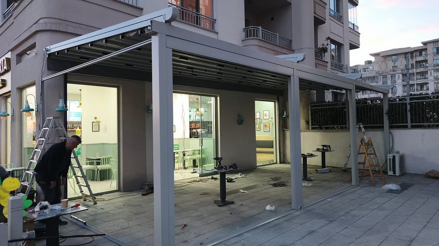 Pergola tente profesyonel montaj ekibi — kafe teras