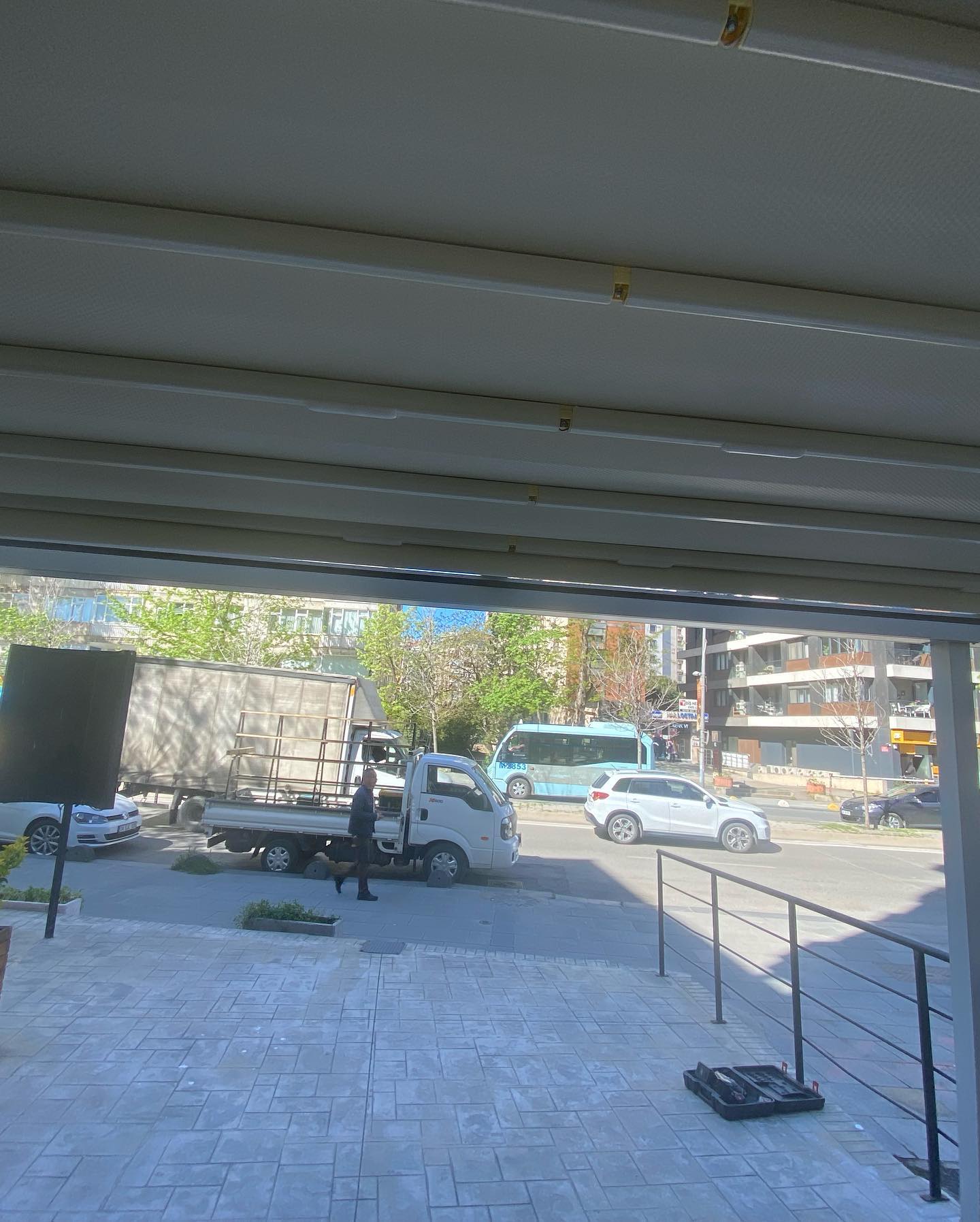 Ticari bina cephesi pergola tente uygulaması