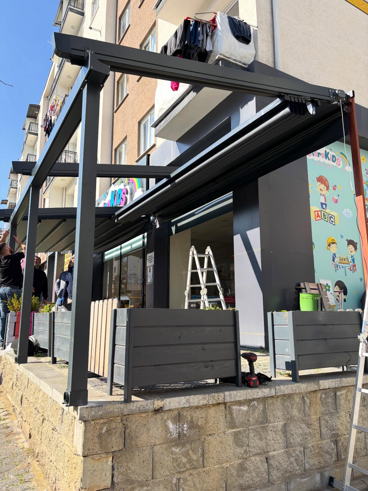 Ticari mağaza pergola tente montajı — antrasit profil, İstanbul
