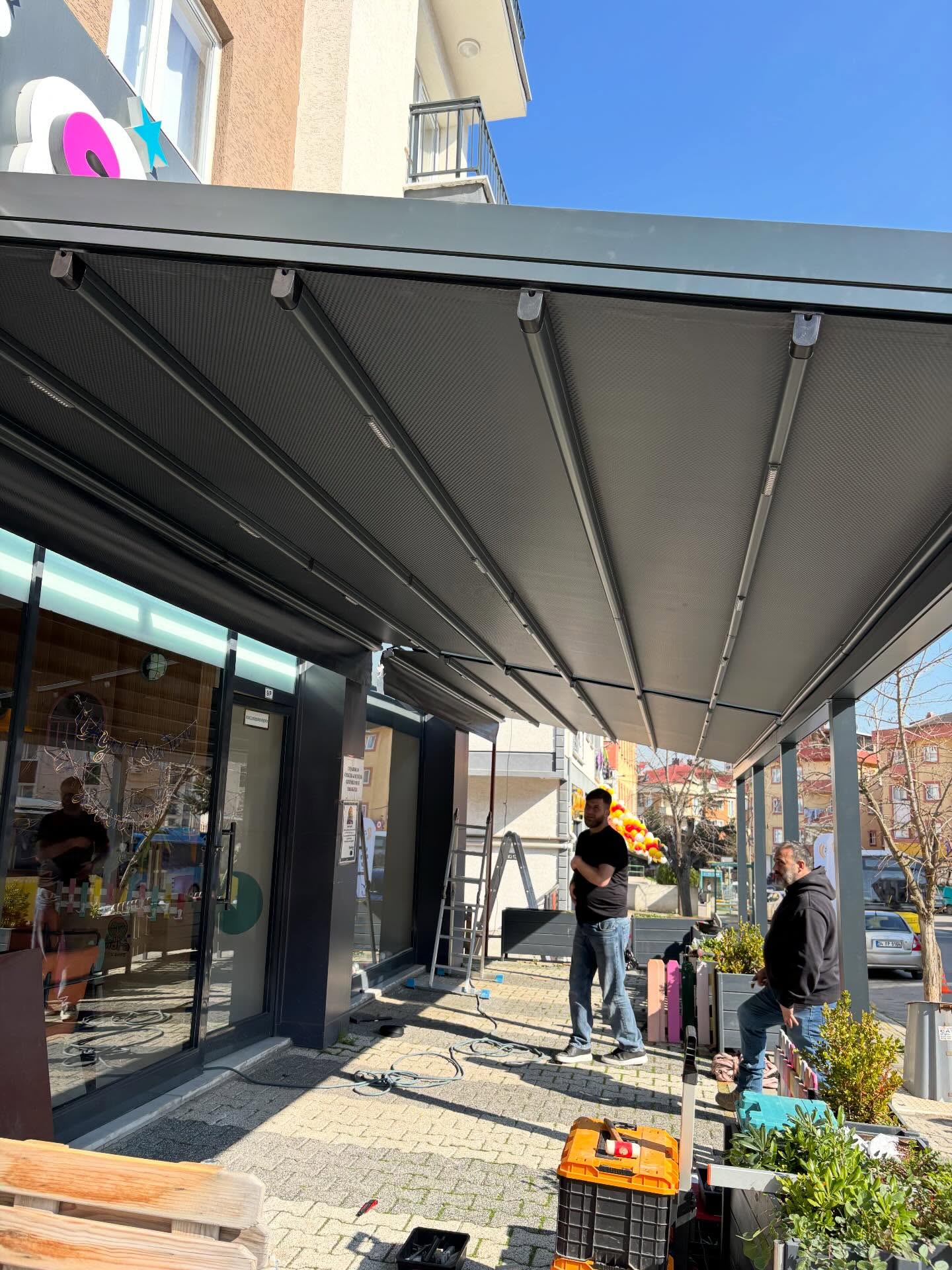 Mağaza önü pergola tente kurulumu — rolling roof sistem