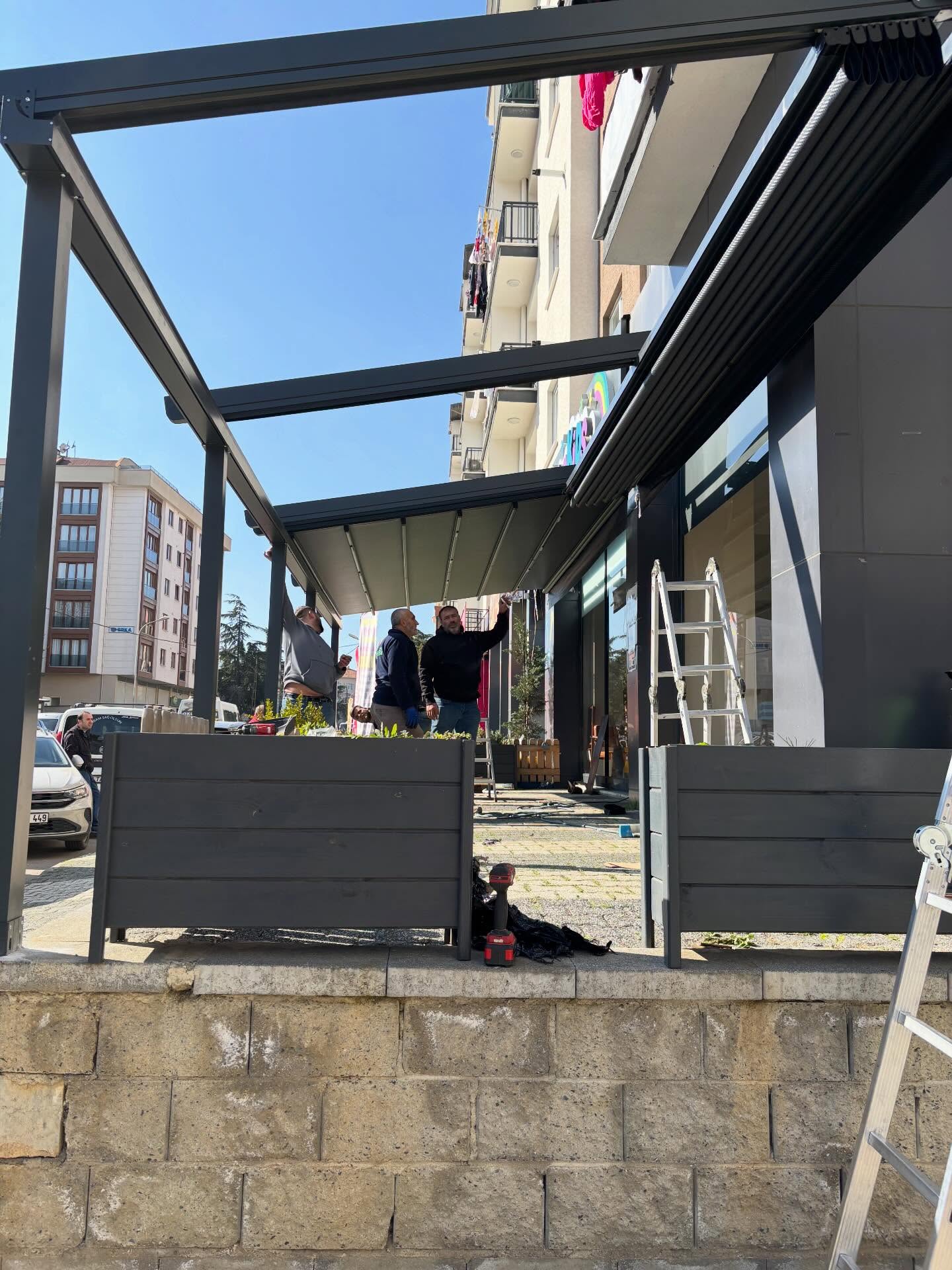 Mağaza pergola tente tamamlanmış kurulum