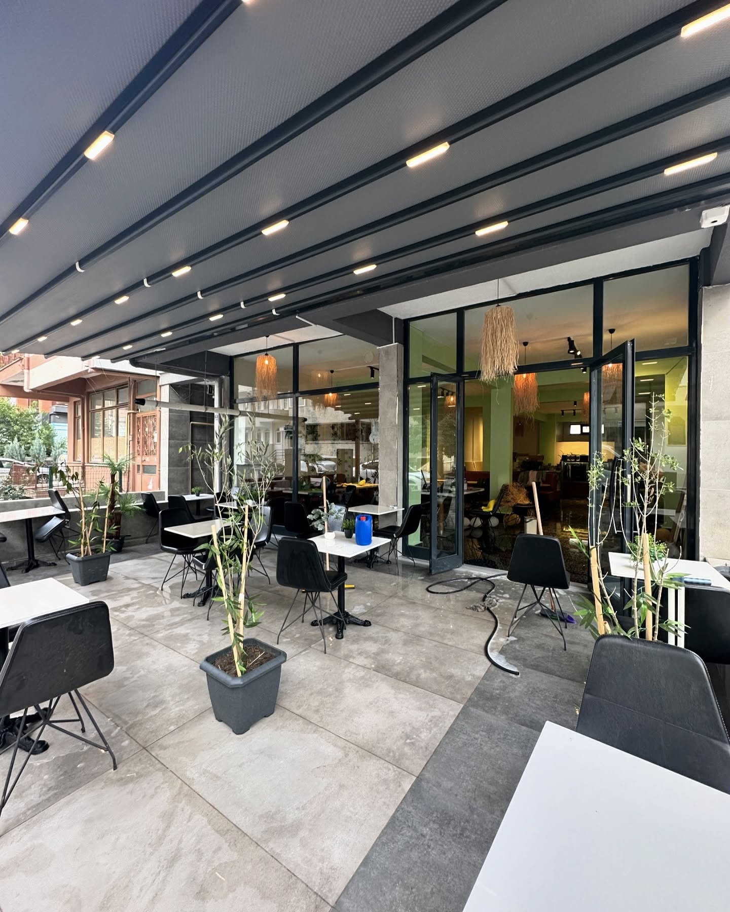 Raylı tente kafe dış alan — LED aydınlatmalı siyah sistem