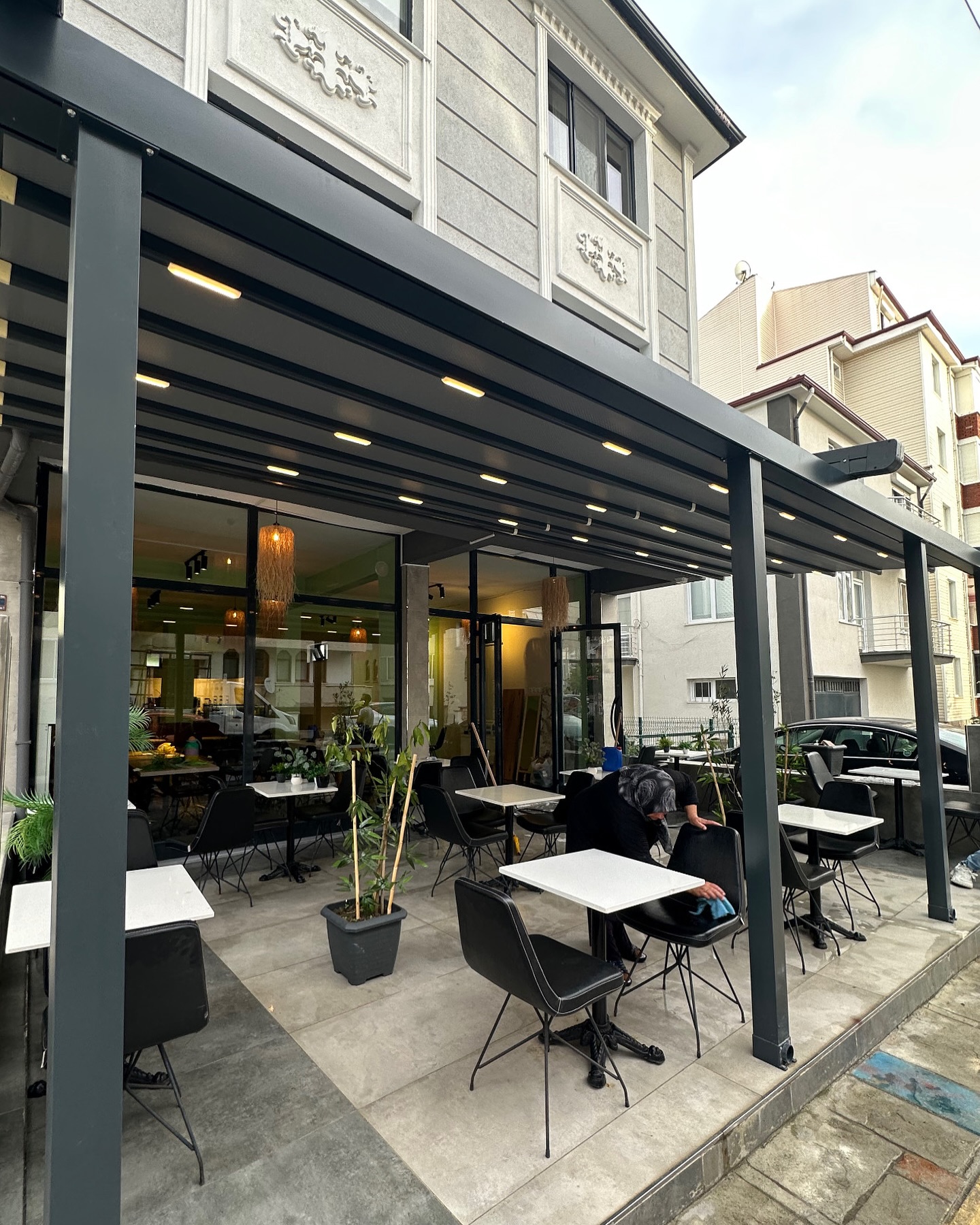 Raylı tente kafe — tam kapalı konum, lamine dış mekan