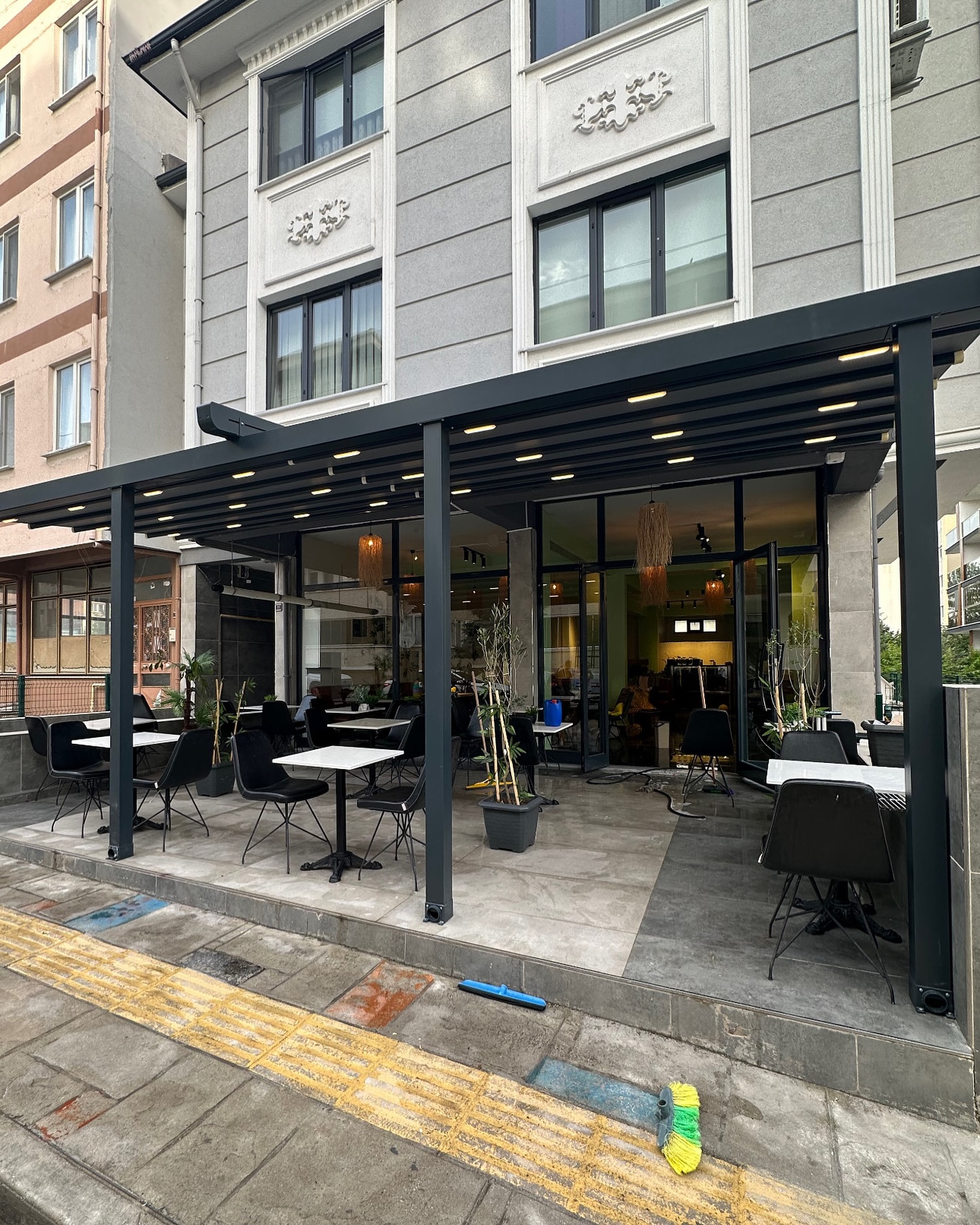 Raylı tente dış mekan detay — ticari LED sistem