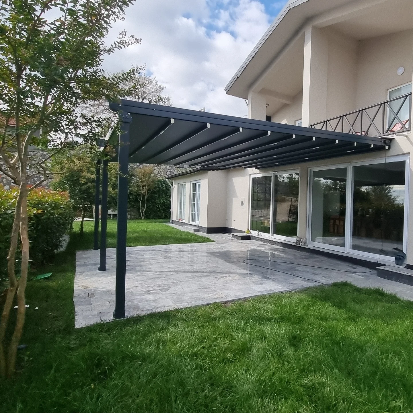 Antrasit renk rolling roof pergola geniş bahçe kurulumu