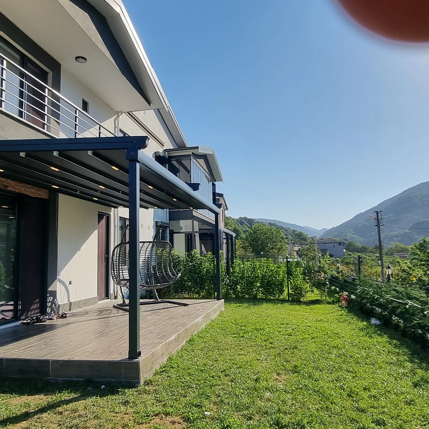 Rolling roof pergola antrasit — villa bahçesi, geri çekilmiş lamel