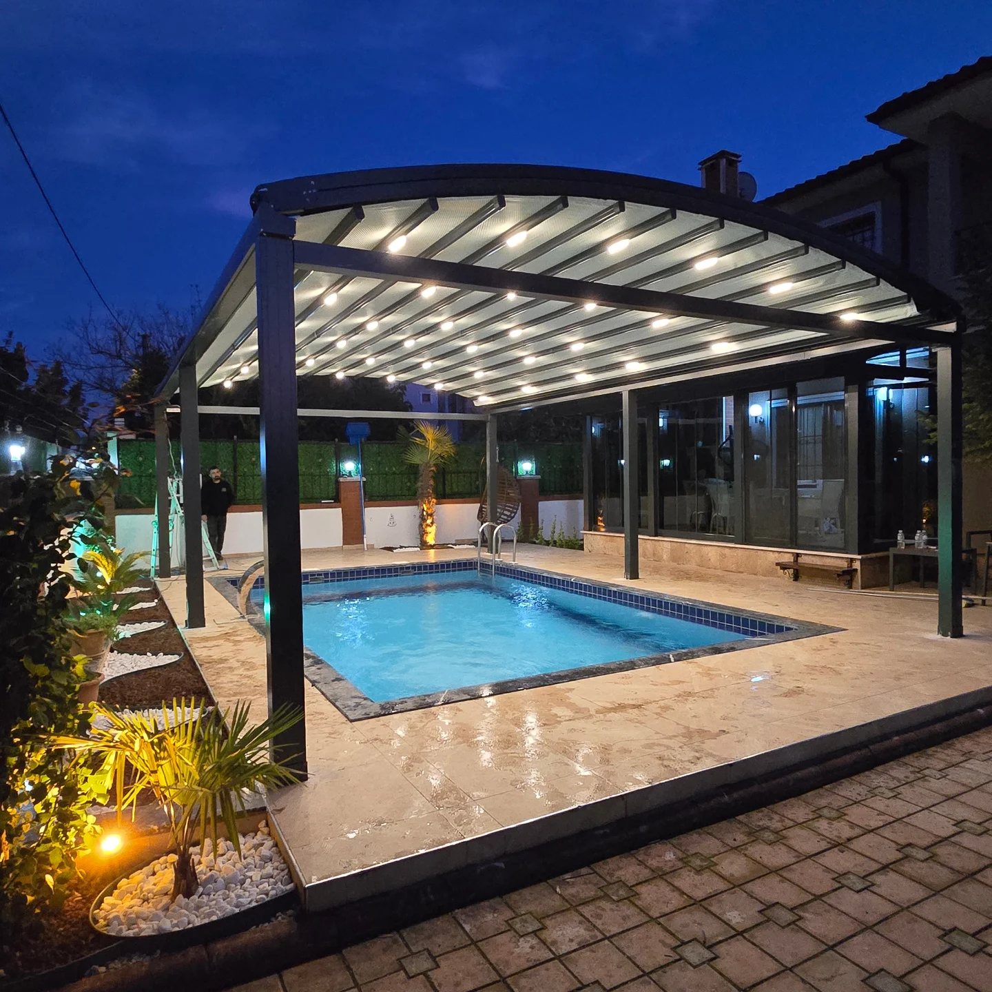 Rolling roof pergola gün batımı — antrasit renk teras