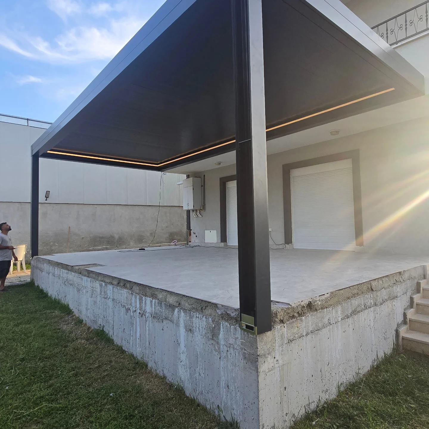 Bahçe için rolling roof pergola — tam açık lamel konumu