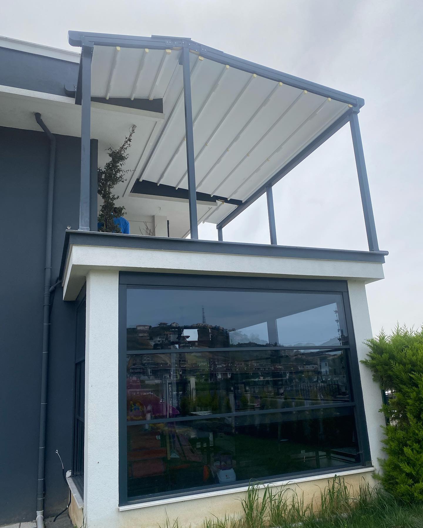 Beyaz lamel çatılı rolling roof pergola — villa teras kurulumu, İstanbul