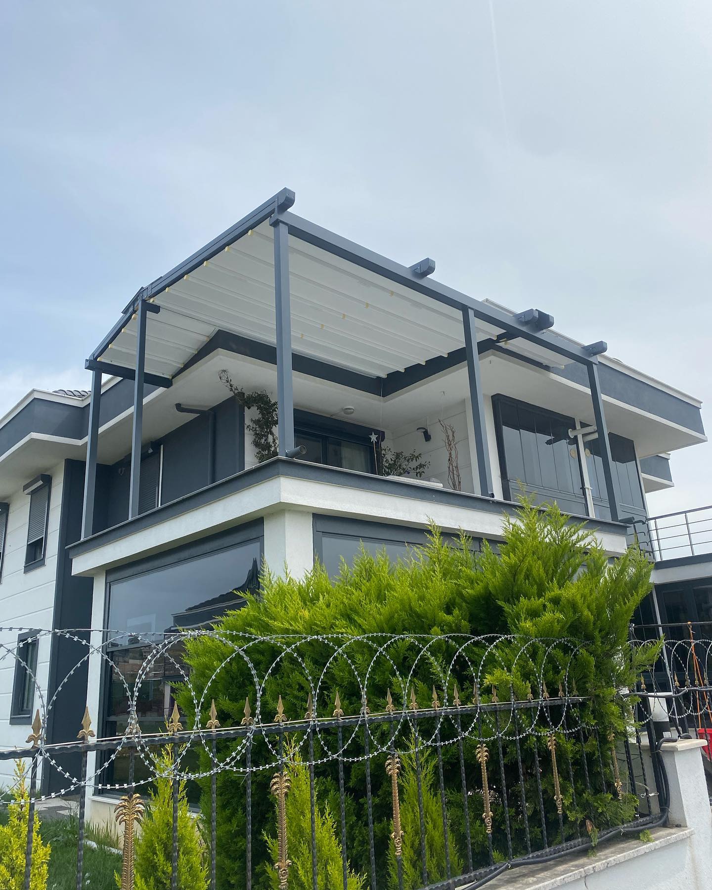 Beyaz alüminyum rolling roof pergola teras — kapalı konum