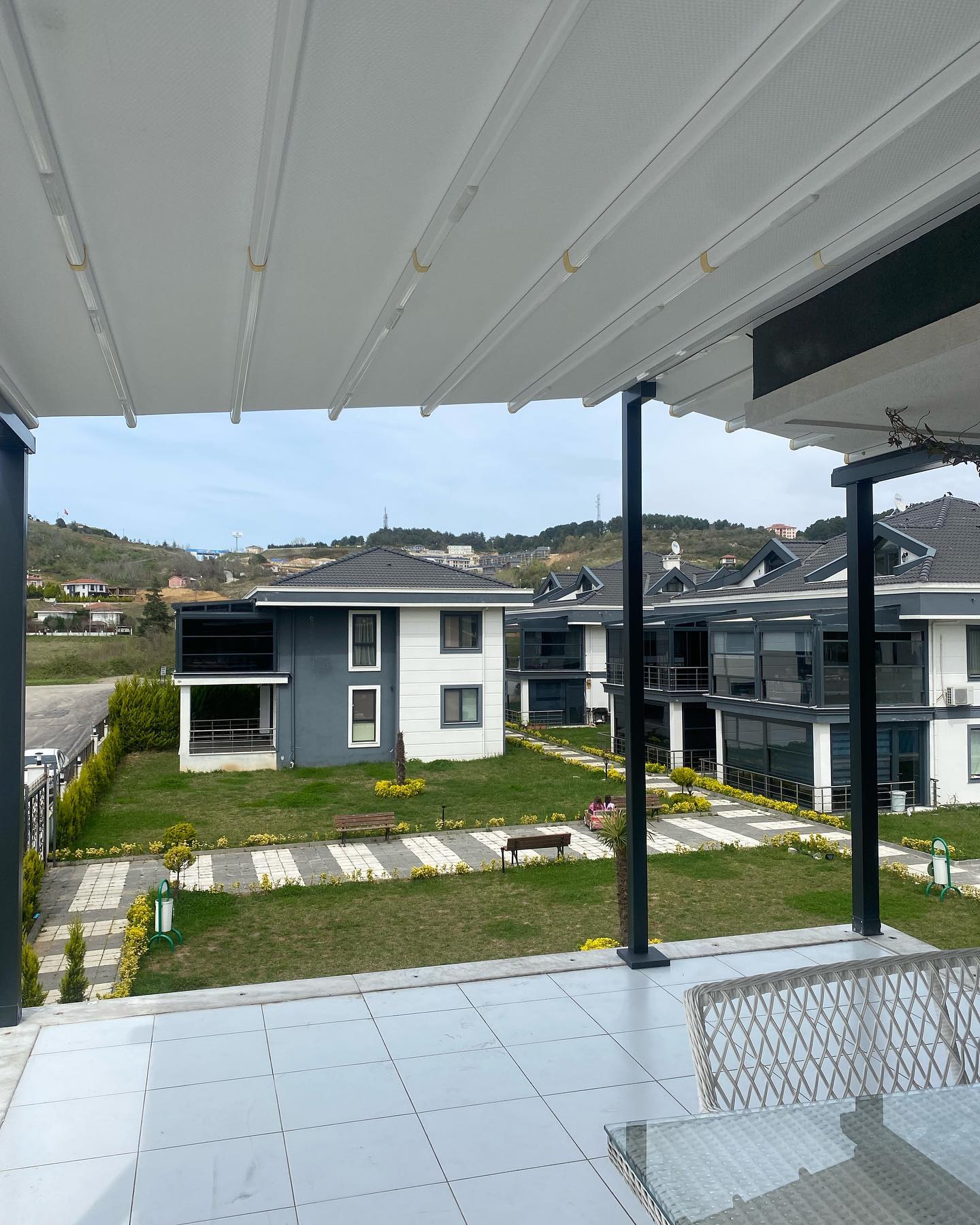 Rolling roof pergola lamel detay — beyaz RAL 9016 boya