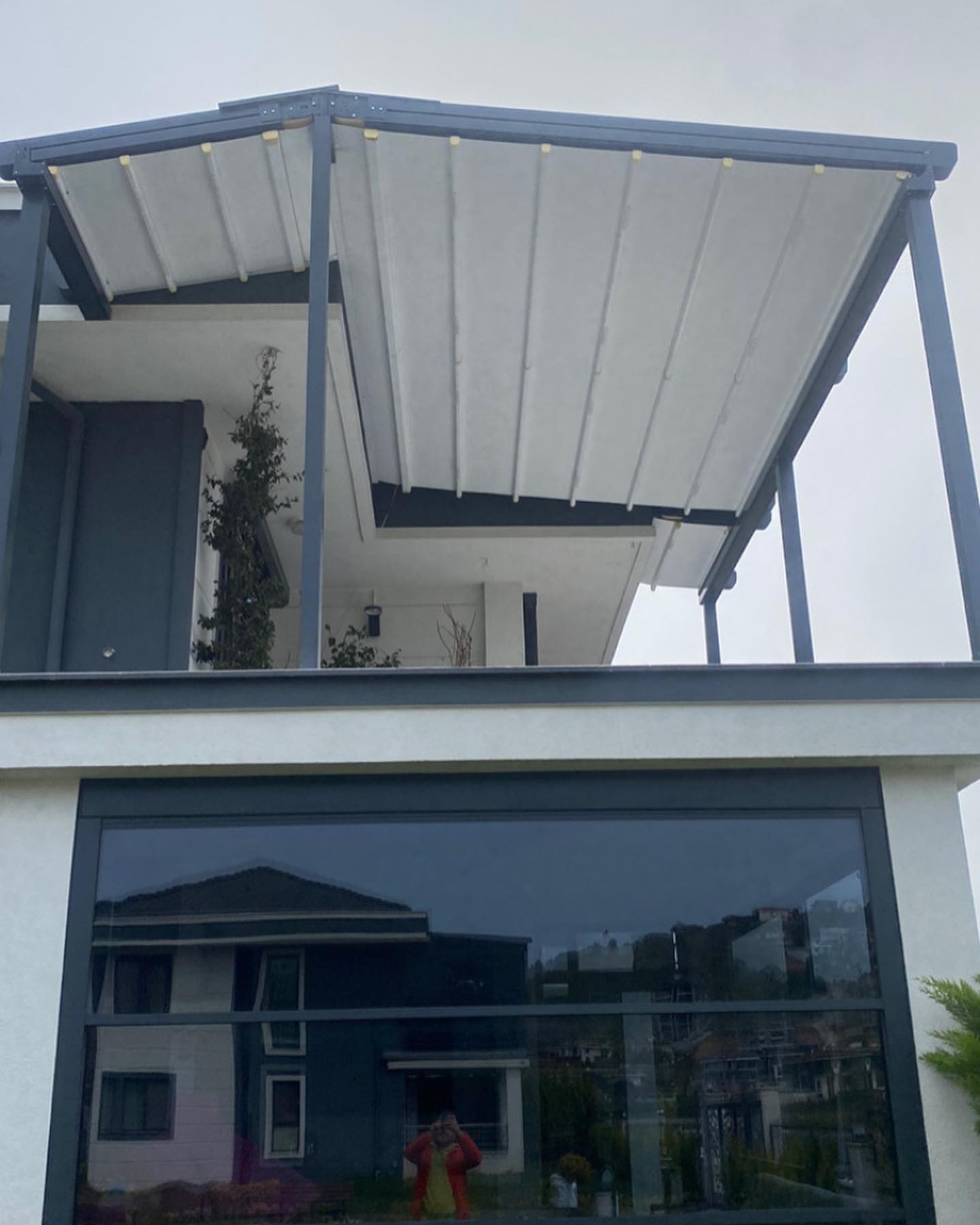 Villa bahçesi rolling roof tente sistemi