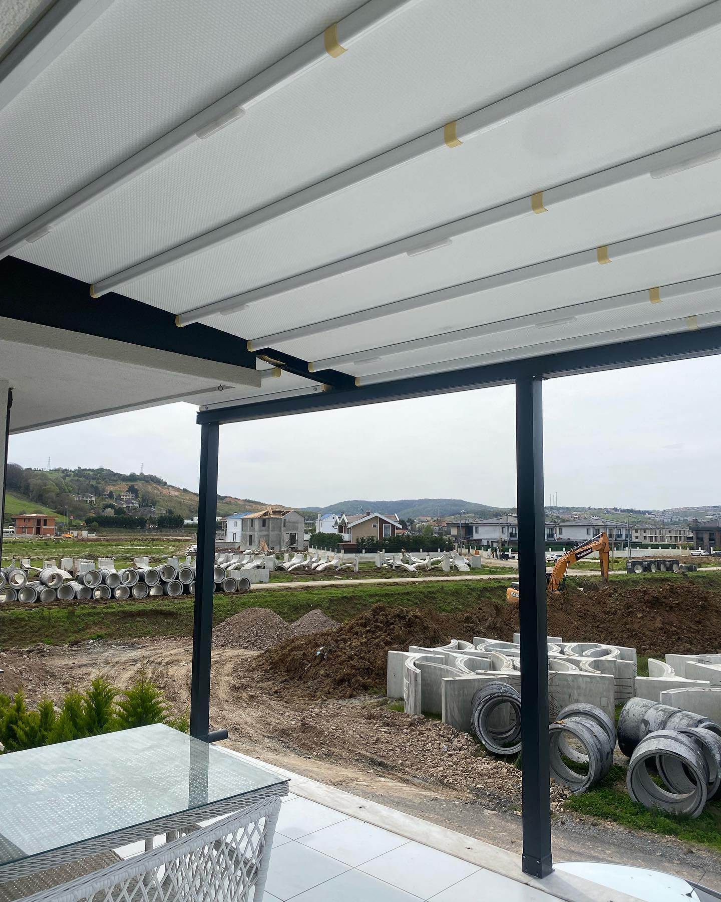 Beyaz rolling roof pergola geniş teras — 4 mevsim kullanım