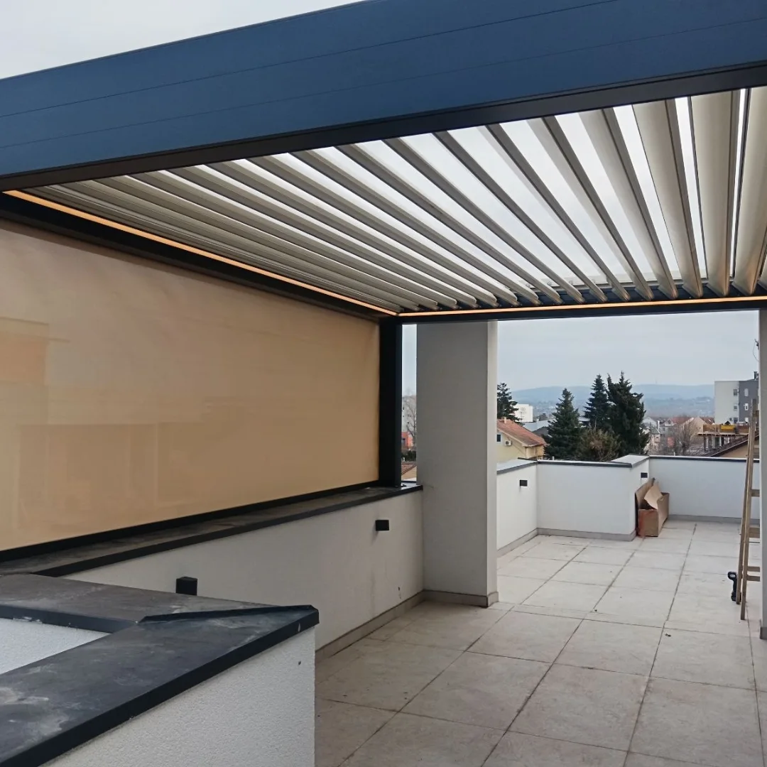 Rooftop teras rolling roof pergola — şehir manzarası