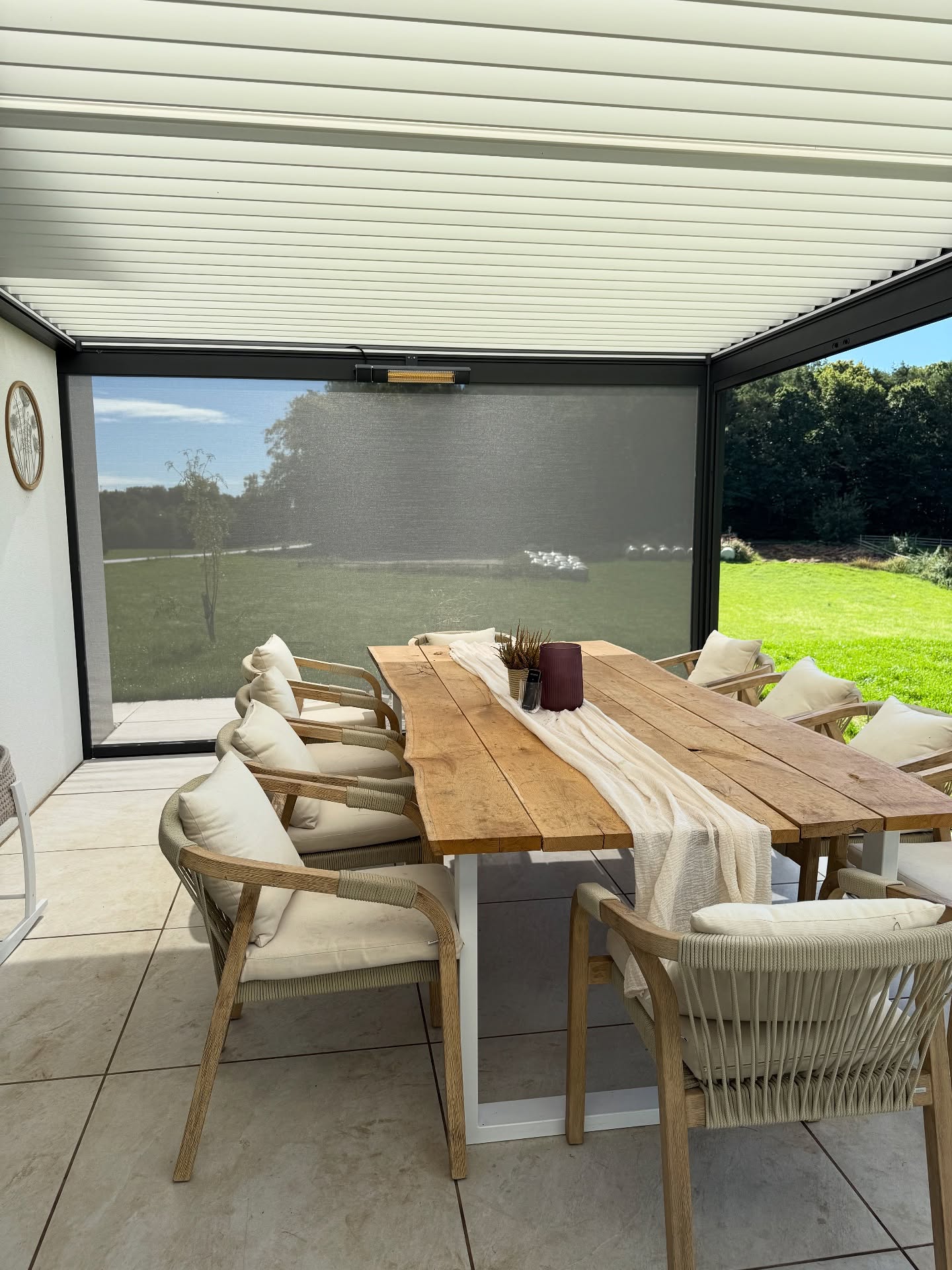 Rolling roof pergola iç mekan — yemek masası, zip perde ve ısıtıcı
