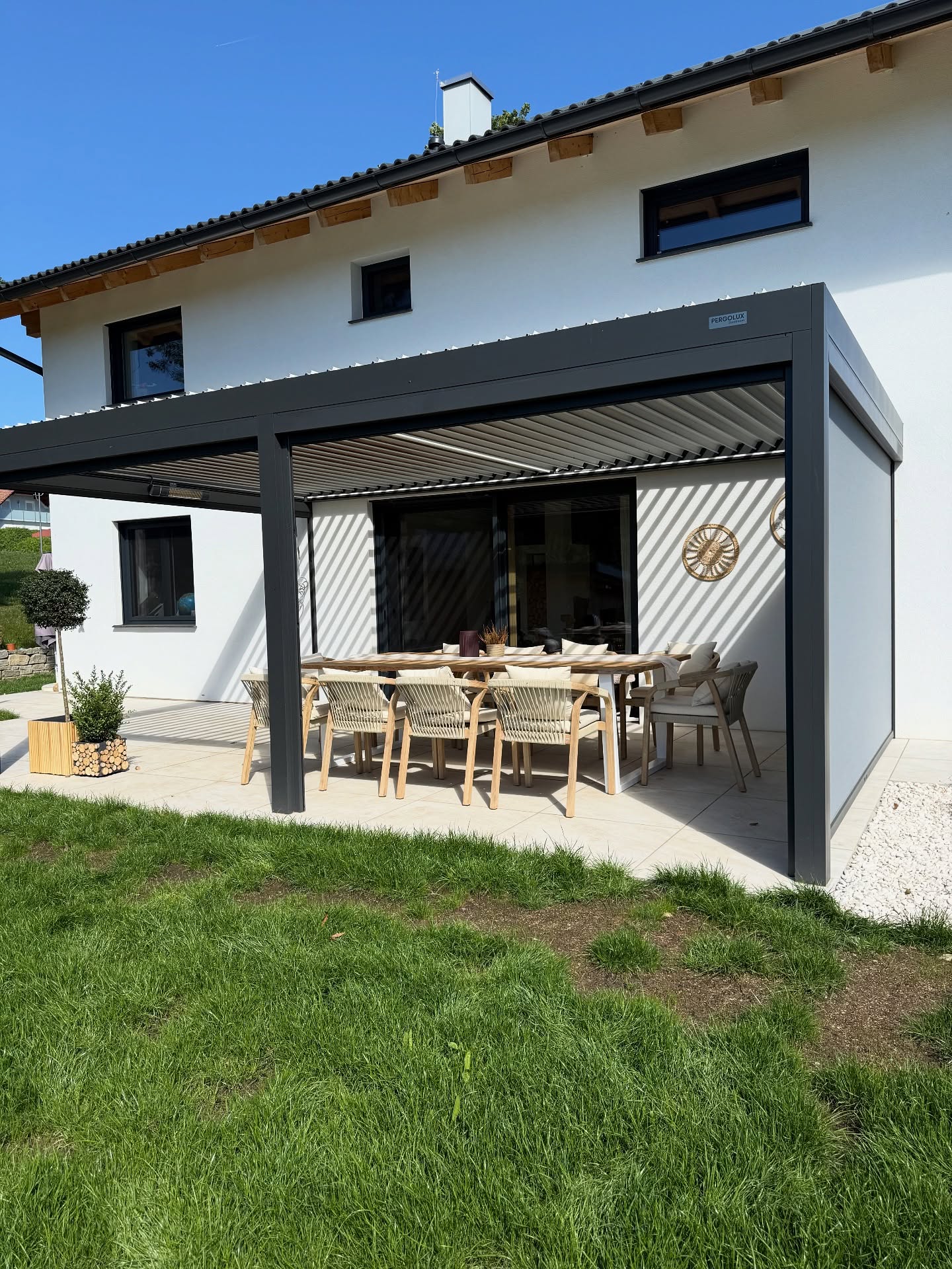 Rolling roof pergola yaşam alanı — açık hava yemek deneyimi