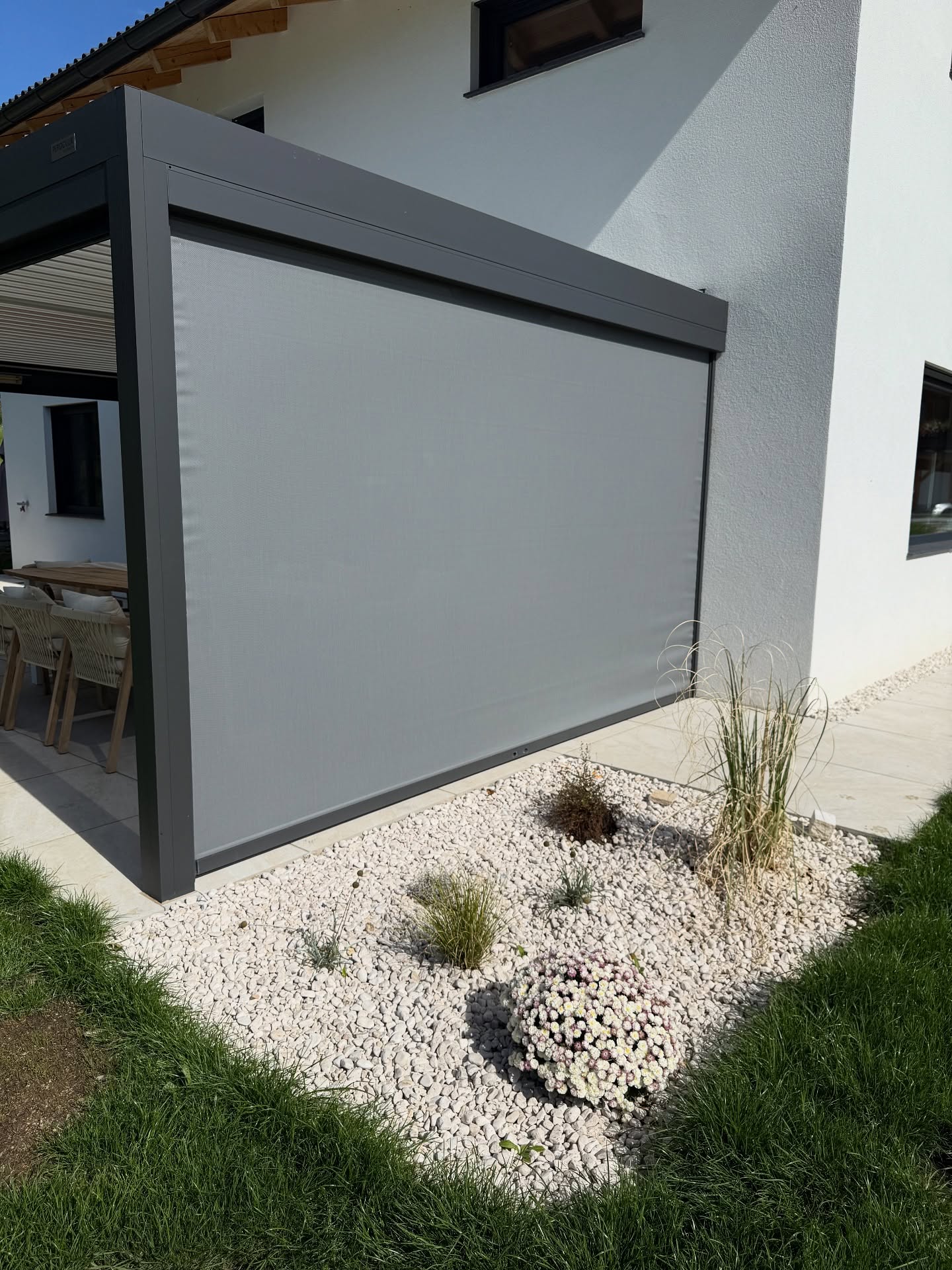 Rolling roof pergola bahçe manzarası — zip screen ile